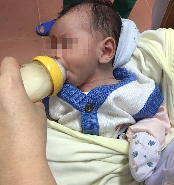 Cháu bé khỏe manh, đang tạm được chăm sóc tại Trung tâm y tế thị xã Cửa Lò, Nghệ An