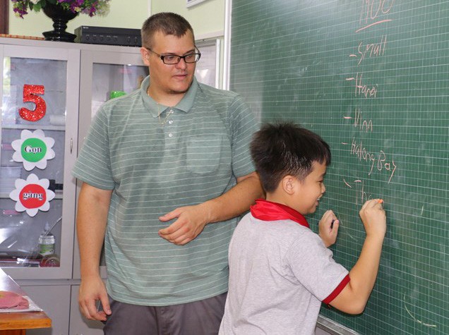 Giáo viên nước ngoài tham gia dạy tiếng Anh trong trường học tại Nghệ An