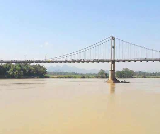 Cầu treo nơi nữ sinh N. nhảy xuống sông Lam tự vẫn.