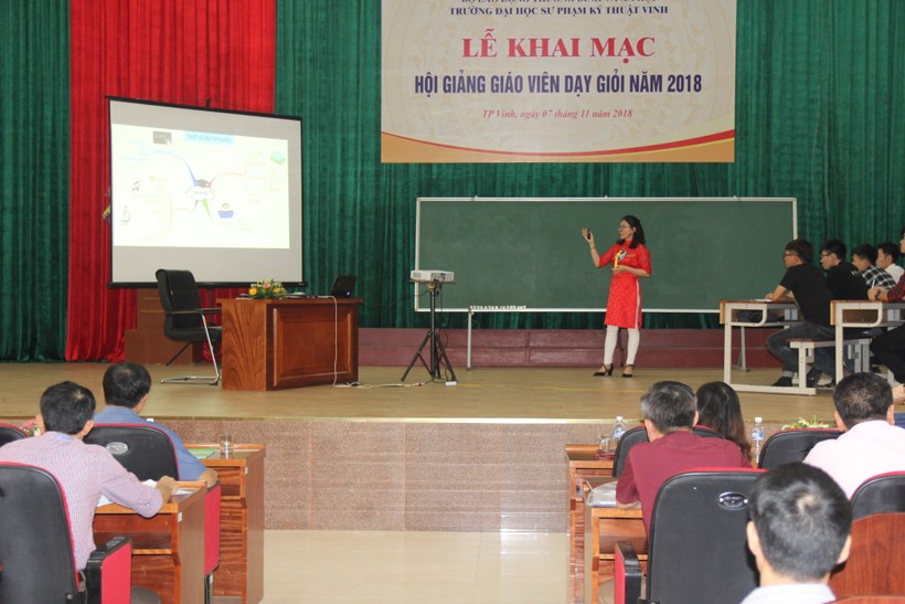 Giảng viên Bùi Thị Xuân Linh (Khoa Ngoại ngữ, ĐH SPKT Vinh) thể hiện phần thi giảng