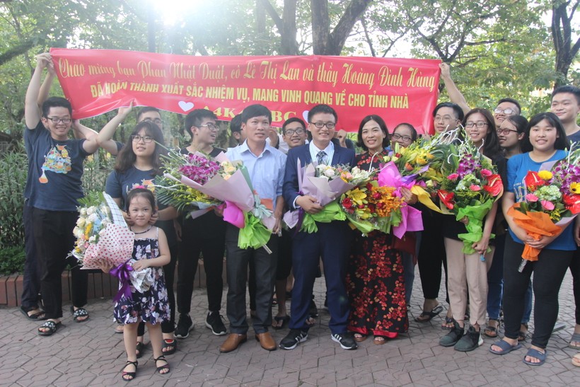 Chào đón cô Lê Thị Lan, thầy Hoàng Đình Hùng cùng em Phan Nhật Duật giành HCĐ Olympic Hóa học quốc tế trở về