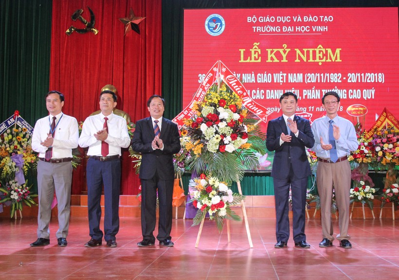 Lãnh đạo tỉnh Nghệ An chúc mừng ĐH Vinh nhân ngày Nhà giáo Việt Nam