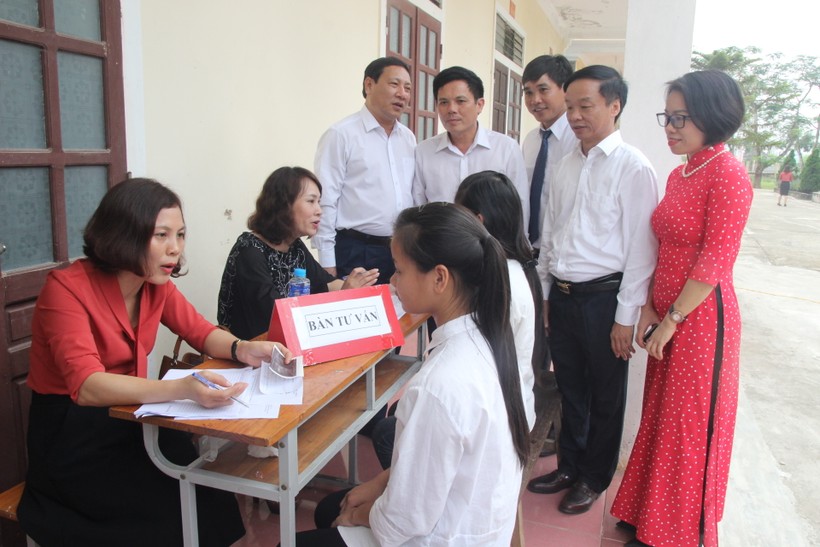 Khám tư vấn SKSS cho học sinh Trường THCS Hoàng Tá Thốn, xã Long Thành, huyện Yên Thành
