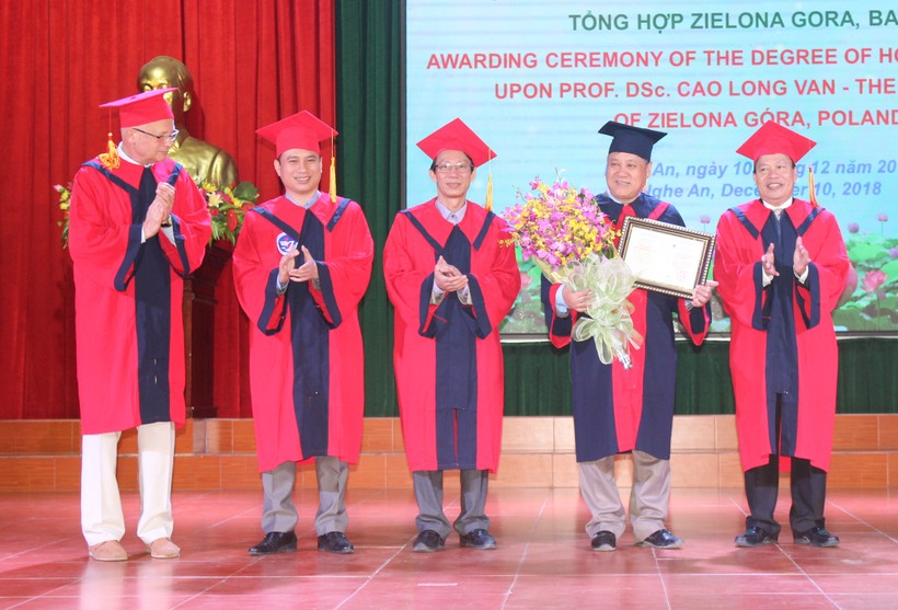 Đại học Vinh Trao bằng Tiến sỹ danh dự cho GS.TSKH Cao Long Vân