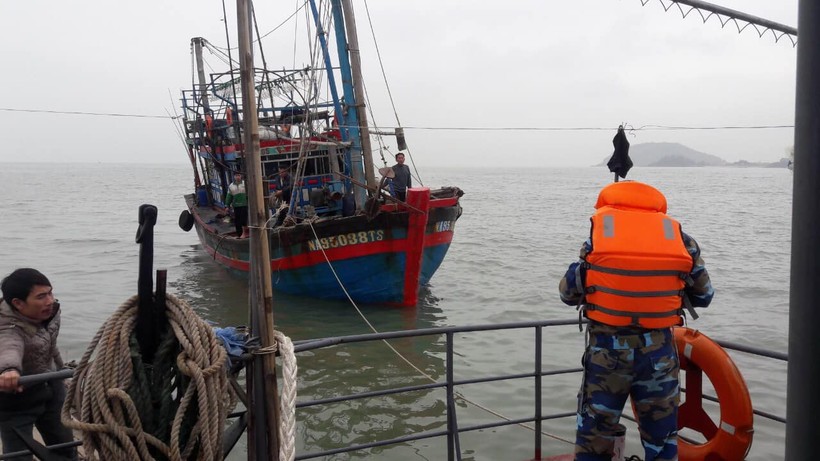 Bộ đội biên phòng Nghệ An lai dắt tàu cá gặp nạn vào bờ