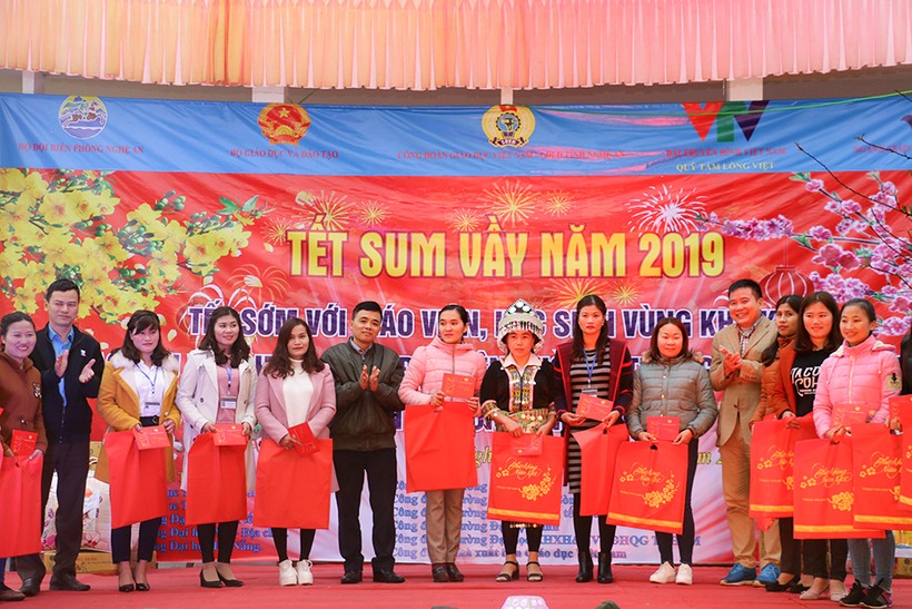 Trao quà cho giáo viên cắm bản và có hoàn cảnh khó khăn của huyện Kỳ Sơn, Nghệ An trong chương trình Tết sum vầy 2019