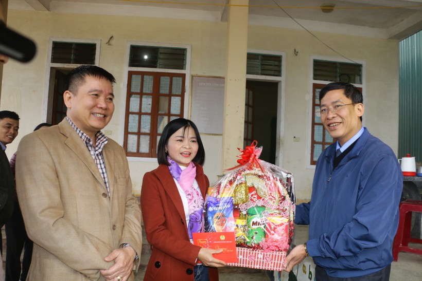 Công đoàn GD Việt Nam thăm và tặng quà tại Trường Mầm non Na Ngoi 1 (huyện Kỳ Sơn, Nghệ An)