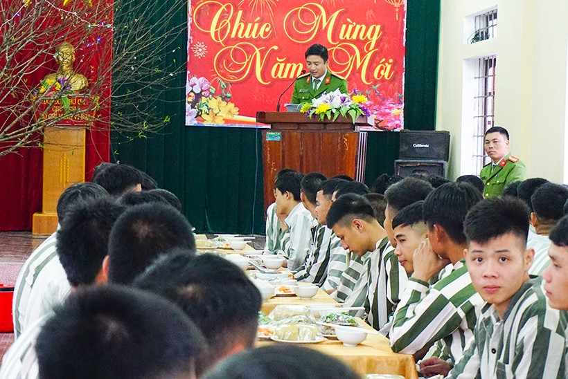 Trại tạm giam Công an tỉnh Nghệ An tổ chức bữa cơm tất niên cho phạm nhân đang thi hành án tại trại