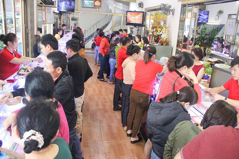 Người dân chen nhau mua vàng tại TP Vinh, Nghệ An