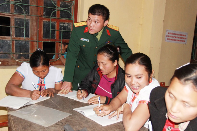 Lớp xóa mù cho bà con bản Xốp Lau, xã Mường Típ, huyện Kỳ Sơn, Nghệ An