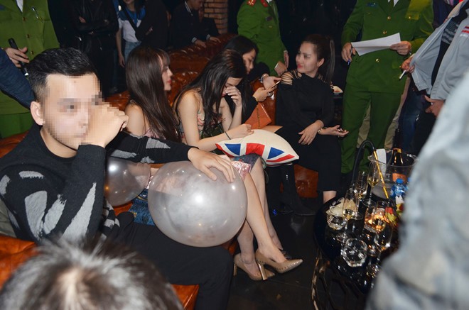 Thanh niên sử dụng bóng cười tại một quán bar trên đường Lê Hồng Phong (TP Vinh, Nghệ An). Ảnh Công an cung cấp
