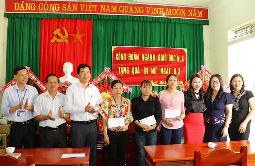 Công đoàn GD Nghệ An tặng quà các nữ giáo viên khó khăn Trường THPT dân lập Sào Nam (huyện Nam Đàn)