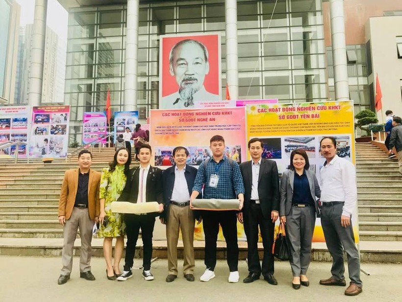 Hai em Nguyễn Quý Hiển, Trần Vương Quốc Đạt cùng các thầy cô giáo bên sản phẩm "Gối thông minh hỗ trợ giấc ngủ" 