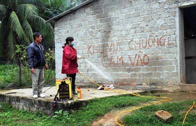 Phun hóa chất tiêu độc vùng xung quanh ổ dịch tả lợn châu Phi tại Quỳnh Lưu, Nghệ An