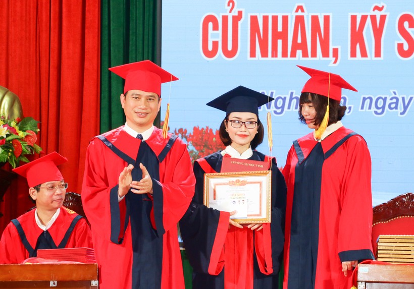ĐH Vinh trao bằng tốt nghiệp cho kỹ sư, cử nhân đợt 1 năm 2019