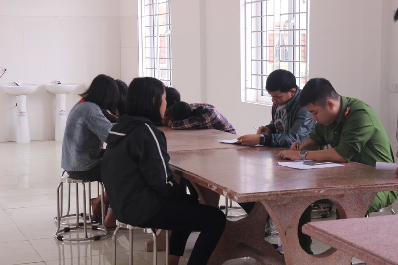 Nhóm nữ sinh liên quan đến vụ việc đánh bạn tại huyện Diễn Châu, Nghệ An chịu các mức kỷ luật thôi học và khiển trách