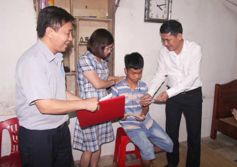 Ông Thái Văn Thành - Giám đốc Sở GD&ĐT Nghệ An thăm hỏi, động viên em Kiên
