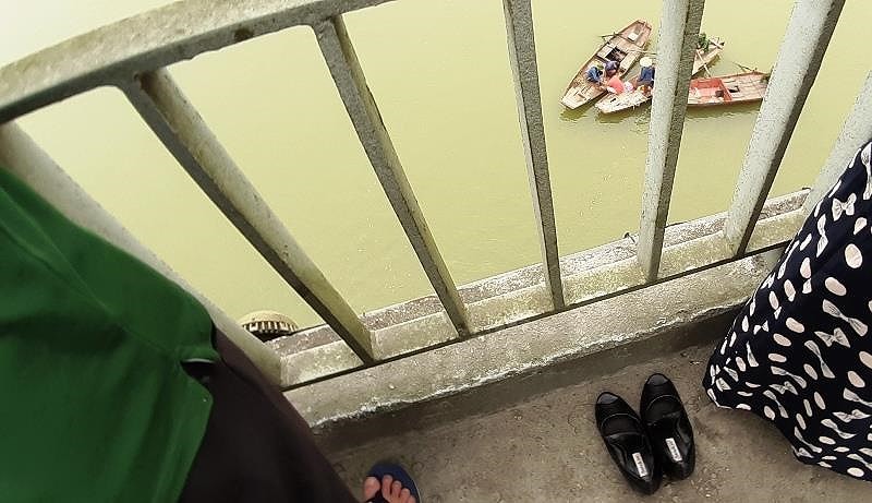 Đôi giày nạn nhân để lại trên cầu Bến Thủy