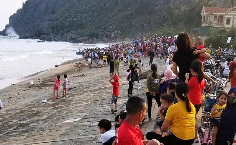 Nam sinh bị sóng cuốn mất tích tại bãi biển Quỳnh Long, Quỳnh Lưu (Nghệ An)