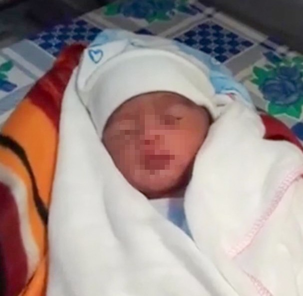 Bé sơ sinh bị bỏ rơi đang được theo dõi và chăm sóc tại Bệnh viện Sản Nhi Nghệ An