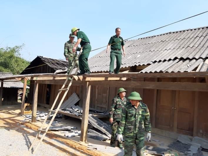 Chính quyền địa phương và bộ bội biên phòng Na Ngoi giúp dân dựng lại nhà bị hư hỏng do lốc xoáy