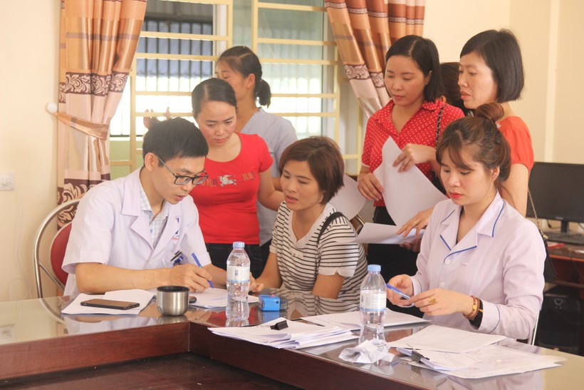 Bác sĩ khám sàng lọc ung thư cho giáo viên tại Trường THPT Nguyễn Duy Trinh (Nghệ An).