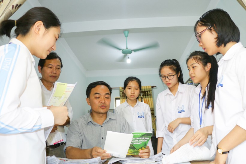 Hướng dẫn học sinh nộp hồ sơ đăng ký dự thi THPT quốc gia tại Trường THPT Nam Đàn 1 (huyện Nam Đàn, Nghệ An) 