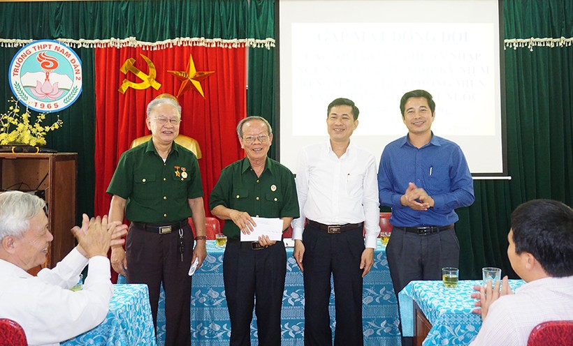 Giám đốc Sở GD&ĐT, Công đoàn GD Nghệ An tặng quà cho các cựu nhà giáo - cựu chiến binh.