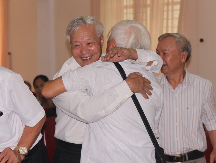 Thầy Nguyễn Ngụ và Đặng Danh Lưu "bạn cùng chiến hào" ôm chặt nhau trong ngày gặp mặt