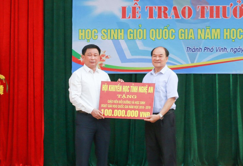 Đai diện Trường THPT chuyên Phan Bội Châu nhận quỹ học bổng trị giá 100 triệu đồng