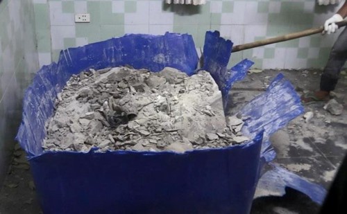 2 thi thể được phát hiện trong thùng nhựa đã đổ bê tông. Ảnh: Pháp luật TP Hồ Chí Minh