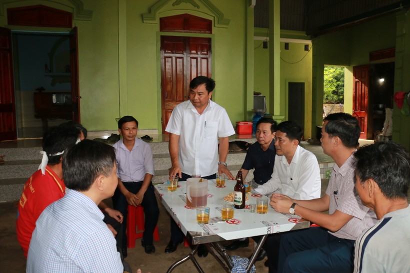 Sở GD&ĐT Nghệ An cùng lãnh đạo huyện Yên Thành  thăm hỏi, động viên gia đình học sinh đuối nước