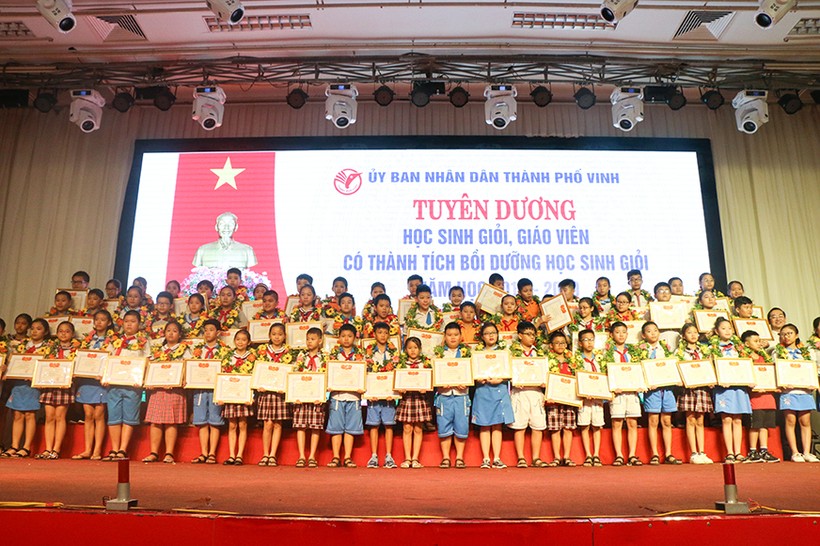TP Vinh, Nghệ An: Tuyên dương hơn 300 học sinh, giáo viên giỏi năm học 2018 - 2019