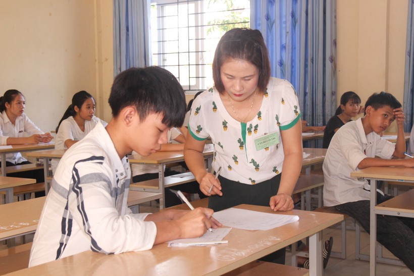Giám thị tại Hội đồng thi THPT Kim Liên (Nam Đàn, Nghệ An) hướng dẫn thí sinh điền thông tin vào giấy thi