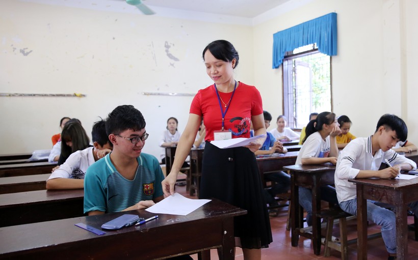 Thí sinh dự thi thi môn Toán tại Hội đồng thi THPT Lê Hồng Phong (huyện Hưng Nguyên, Nghệ An)