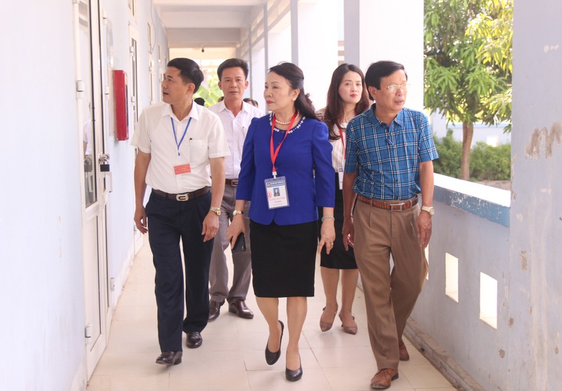 Thứ trưởng Bộ GD&ĐT Nguyễn Thị Nghĩa kiểm tra công tác chuẩn bị thi tại Trường THPT DTNT số 2 Nghệ An