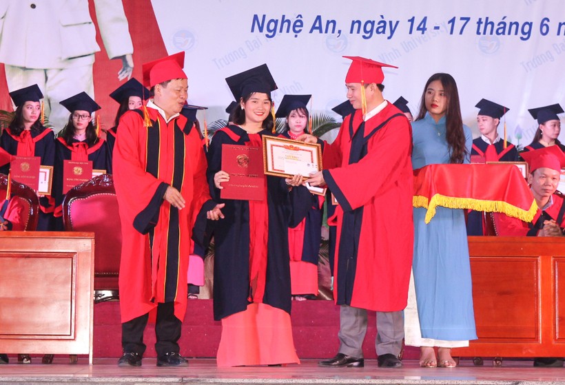 Hội đồng tốt nghiệp Trường ĐH Vinh trao bằng cử nhân, kỹ sư cho sinh viên tốt nghiệp xuất sắc năm 2019