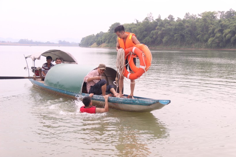 Các lực lượng nỗ lực tìm kiếm học sinh còn lại đang mất tích trên sông Lam