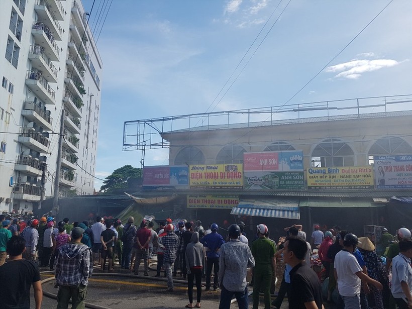 Đám cháy bùng phát tại ki ốt hàng hóa mặt đường Tuệ Tĩnh (TP Vinh, Nghệ An). Ảnh CTV