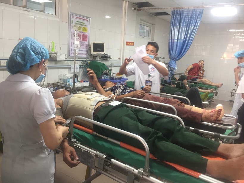 Hành khách bị thương trong vụ tai nạn xe du lịch đang cấp cứu tại bệnh viện 115 (Nghệ An)