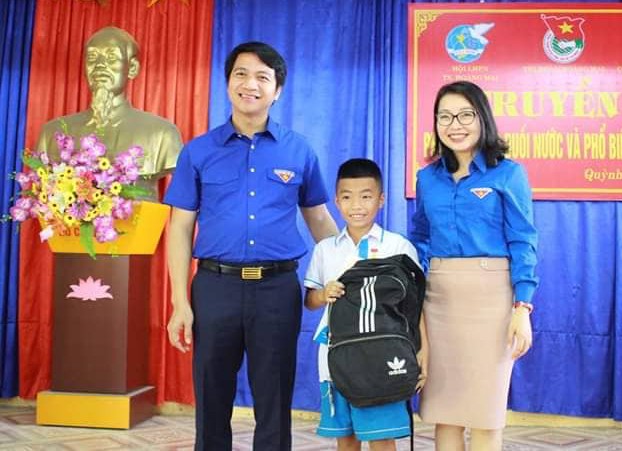 Trao huy hiệu "Tuổi trẻ dũng cảm cho em Nguyễn Quang Dũng (lớp 5A, Tiểu học Quỳnh Dị, thị xã Hoàng Mai, Nghệ An)