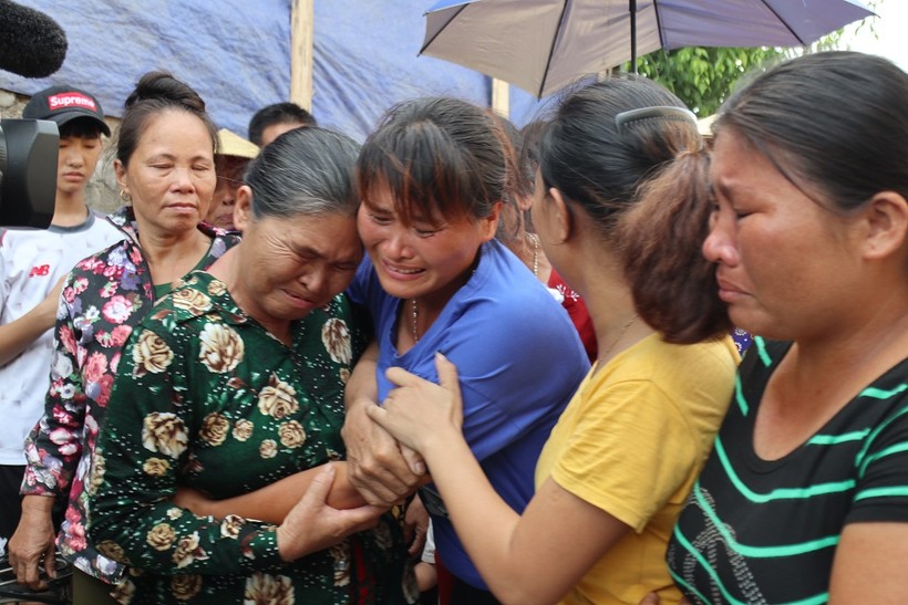 Chị Lê Thị Lan (áo xanh) ôm chầm lấy mẹ trong ngày trở về sau 24 năm lưu lạc ở Trung Quốc
