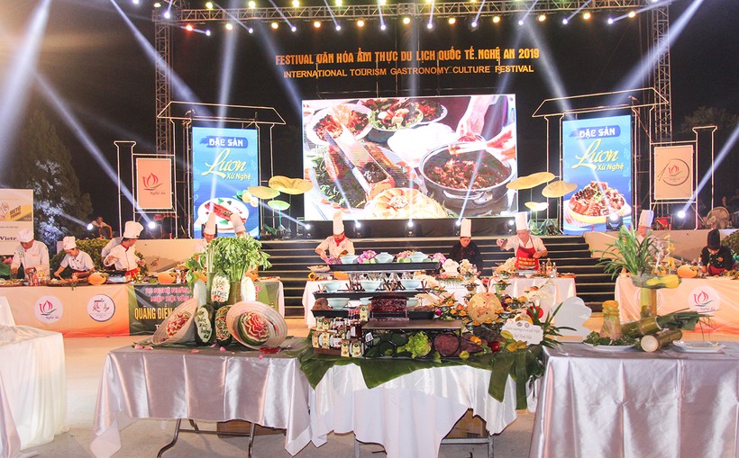 Đầu bếp nổi tiếng ba miền trổ tài chế biến món lươn xứ Nghệ lập Kỷ lục Việt Nam