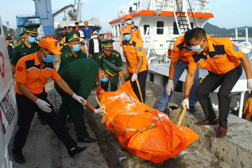 Thi thể 2 thuyền viên được đưa lên bờ tại Cảng Cửa Lò (Nghệ An) sáng ngày 18/7