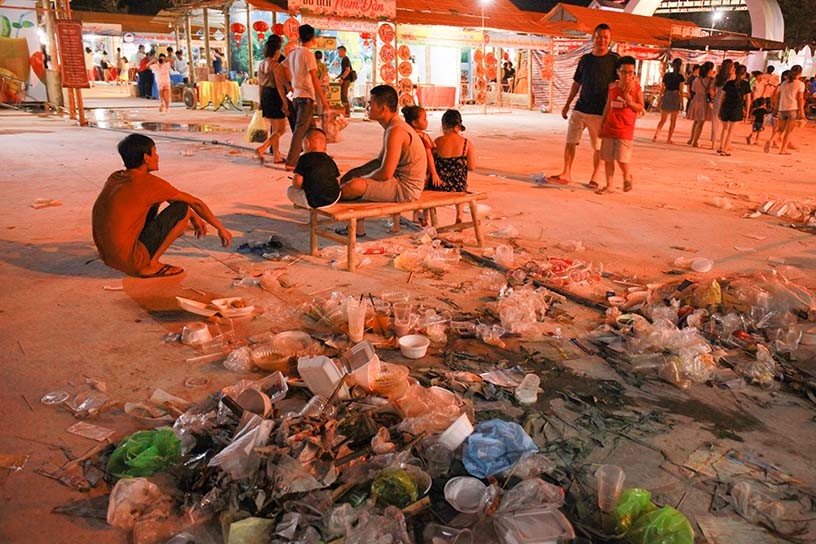 Rác tràn ngập tại Lễ hội ẩm thực - du lịch được tổ chức tại Nghệ An