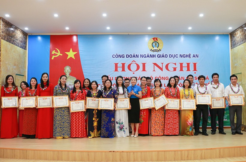 Đại diện Liên đoàn Lao động tỉnh Nghệ An trao giấy khen cho các cán bộ đoàn viên tiêu biểu