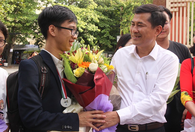 Giám đốc Sở GD&ĐT Nghệ An Thái Văn Thành tặng hoa chúc mừng em Dương Tùng Lâm