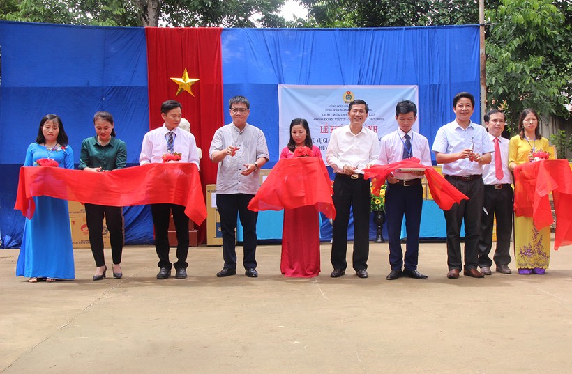 Cắt băng khánh thành nhà công vụ cho giáo viên Tiểu học Mường Ải (Kỳ Sơn, Nghệ An)