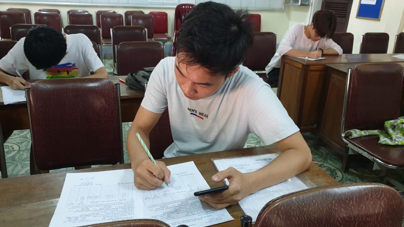 Thí sinh thay đổi nguyện vọng xét tuyển ĐH tại Trường THPT Huỳnh Thúc Kháng, TP Vinh, Nghệ An