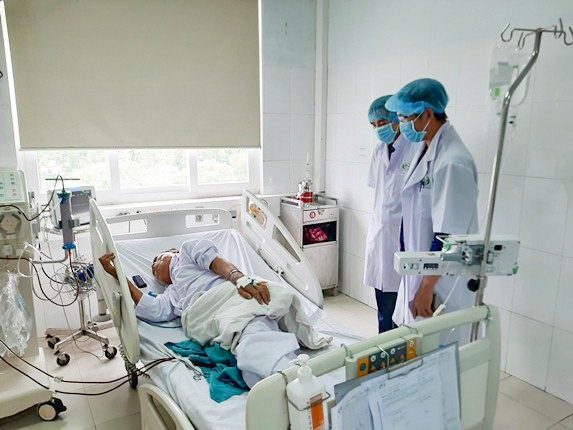 Bệnh nhân bị sốc khi chạy thận đang điều trị tích cực tại BV Hữu nghị Đa khoa Nghệ An 
